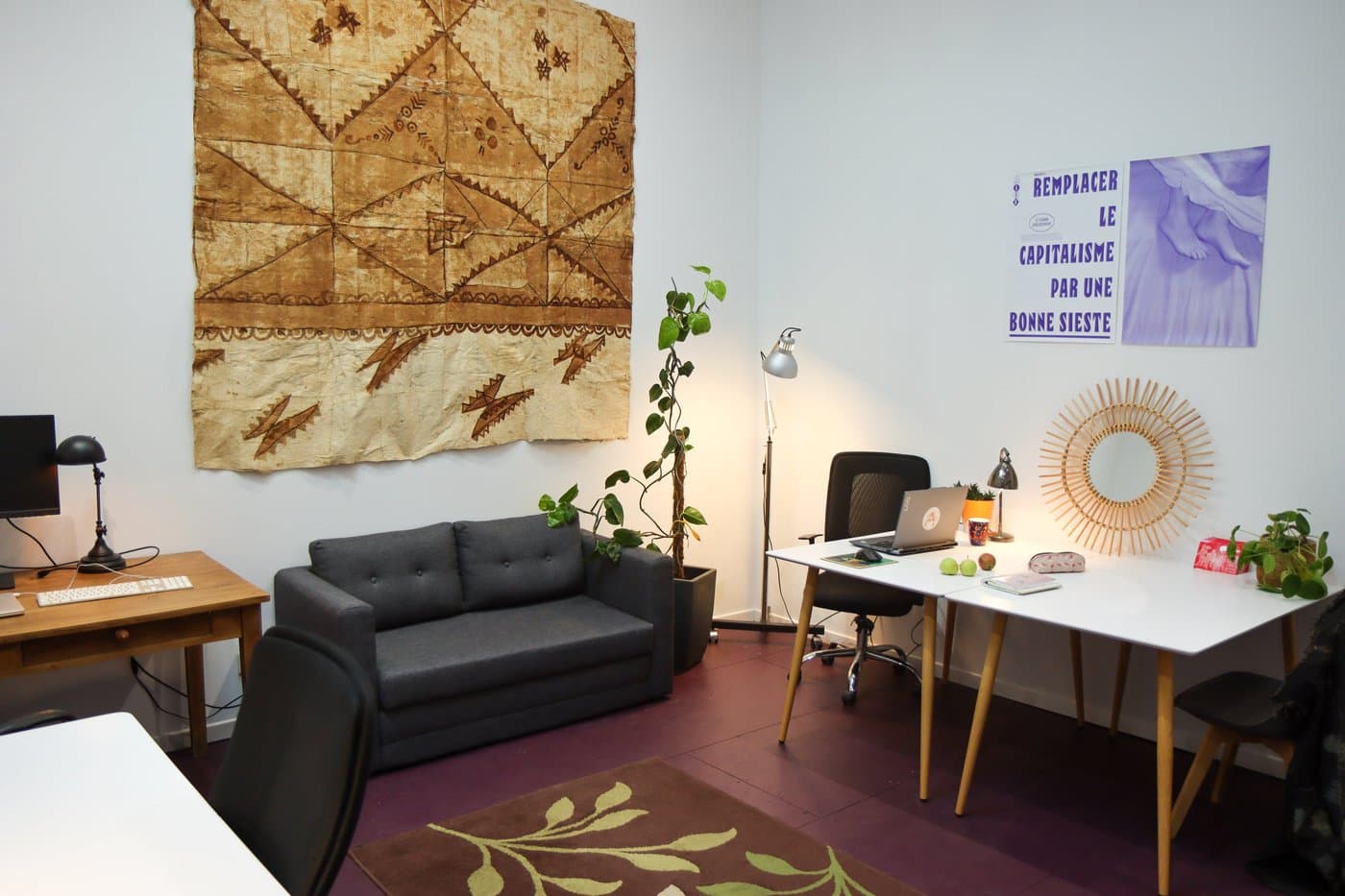 L’espace de coworking de la Baleine à Bascule, bureaux et canapé sous une tenture