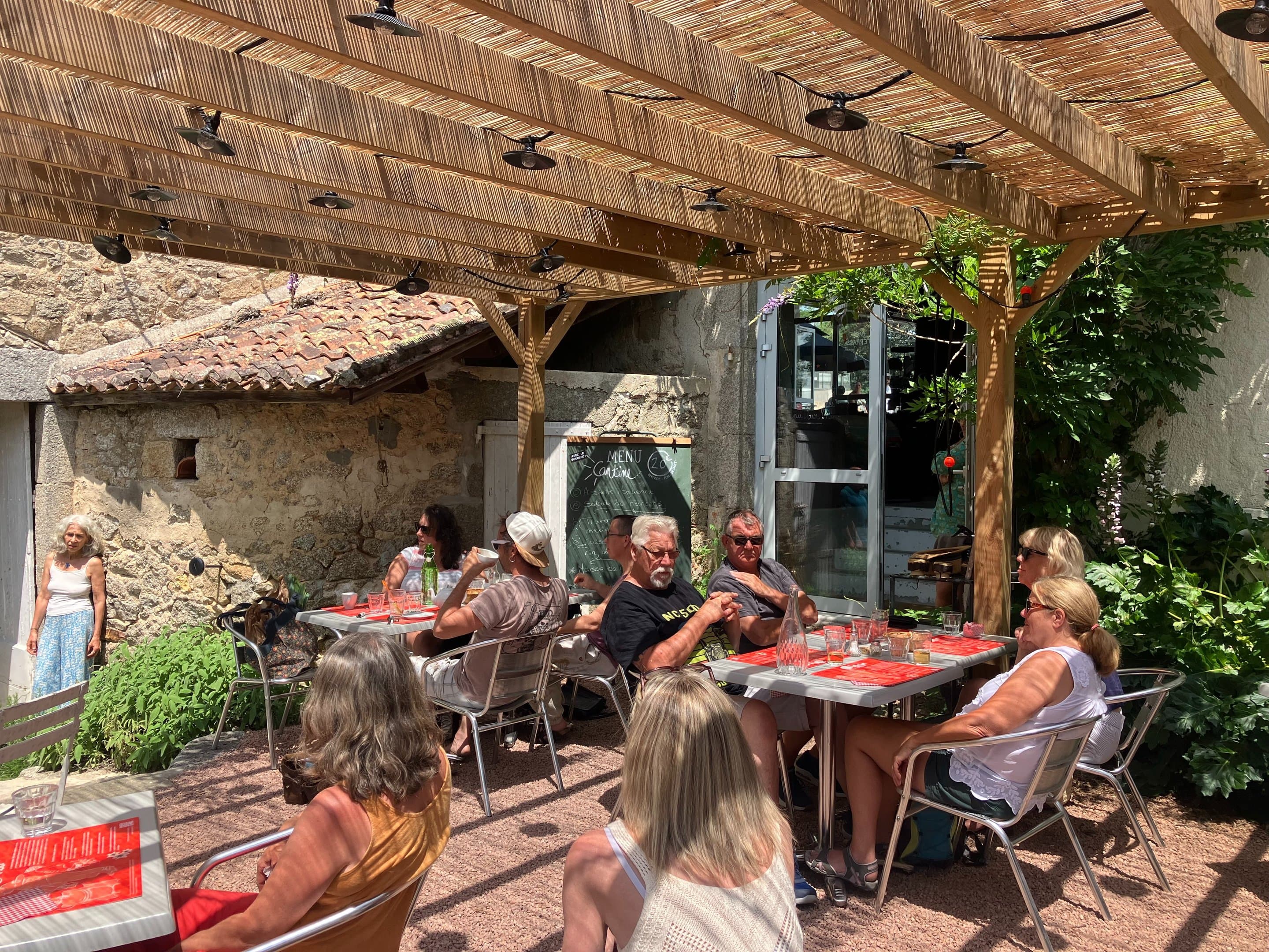 Tablées sous la pergola de la Magic Terrasse, à la Baleine à Bascule